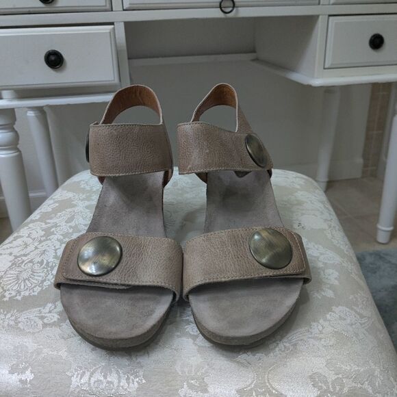 Taos carousel 2 wedge button sandals size 40 nwob - Picture 1 of 6